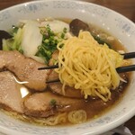 Ten Ten Shurou - 麺は普通の太さ。ボリュームたっぷりの具。