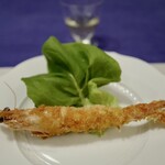 空也 - 紀ノ国屋で買った活け車海老に串を刺してフライに