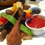 クワトロチンクエ - チキンのロースト1/4羽と季節野菜のロースター焼きの盛り合わせ（850円）