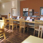 麺屋 ようすけ - ｺﾁﾗは入店して左手のﾎﾞｯｸｽ、ﾃｰﾌﾞﾙ、ｶｳﾝﾀｰ席。