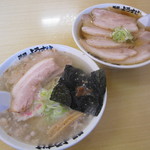 麺屋 ようすけ - 手前はｵｲﾗが注文の「塩」、奥は嫁さん注文の「ﾁｬｰｼｭｰﾒﾝ」