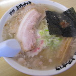 麺屋 ようすけ - ｽｰﾌﾟの表面には「ﾁｬｰｼｭｰの脂身」、「ﾌﾗｲﾄﾞｵﾆｵﾝ」が浮き、じつに旨そう。