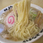 麺屋 ようすけ - ﾁｭﾙﾝと啜れば、上顎にﾌﾞﾙﾝと体当たりして来る麺。