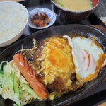 ふるさと - チーズハンバーグ定食。ご飯、お味噌汁、漬物付きです。