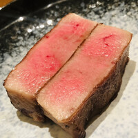 銀座 ちかみつ 六丁目 - 手前が喉元（タン中の下部）。良く動く部位なのでグニュッとした柔らかい食感。奥が舌の表面。動かない部位なので、やや硬めのサクッサク食感でした