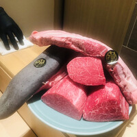 銀座 ちかみつ 六丁目 - 今夜の踊り子さん達です。神と書かれたシールは芝浦仲卸のナンバー椀物牛の証明