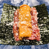 銀座 ちかみつ 六丁目 - 尾崎牧場の完熟近江牛と根室のバフンウニ。白いフレークは広島産の淡雪塩。海苔は丸山の混とびです。半端なウニじゃ無いところが満点。海苔を当ててしまったラッコ。近重氏も嬉しそうでした。