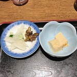 山下軒 - 漬物と卵焼き