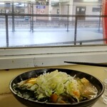 駅そば そば・うどん八起家 - 普段の席より二人分左側寄りから第５売店を睨みます