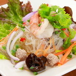Krungtep - ちょっぴり辛くて酸っぱい、タイの代表的なサラダです。人気メニューの一つです。