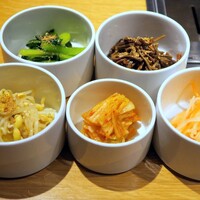 ビーフキッチン 恵比寿店 - ナムル4種盛り＆白菜キムチ（お代わり自由）
