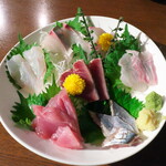 Izakaya Suzuya - 鮮魚7点もり（￥1680）。マグロ・カツオ・真鯛・石垣鯛・平目・アジ・カンパチ、ワサビもツンと効いてくる