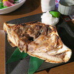 Izakaya Suzuya - まぐろのあご焼き（￥680）。見た目以上に食べられる部分が多い。やや強めの塩気がお酒を進ませる