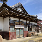 Teuchi Soba Kameyama - 公民館のようで風流な店構え