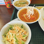 新宿西口ガパオ食堂 - サラダとカレー