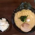 Yokohama Iekei Ramen Ichi Yonya - ラーメン(醤油)大盛り+ライス(小)