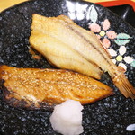 Saemaru Ojisan No Mise - 赤魚は香ばしく焼き上げられ、強めの塩気でごはんが進む。サバは旨味たっぷり、まったり味がたまらない