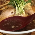 Yanagiya - 先ずは汁からーーー
                        
                        
                        八王子ラーメンっぽさもある汁。
                        
                        タマネギ入ってるからそう感じたのかもしれんが。
                        
                        
                        
                        