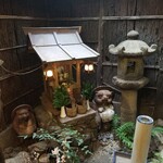 神馬 - 京都の歴史ある造りの店らしく、奥の中庭には神棚が。