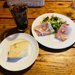 ポルコロッソ - アイスコーヒー♫にサービスのパン♫ そして新鮮野菜のサラダ&イタリア産生ハム♫