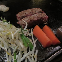 牛幸 本店 - ハンバーグの中心部と野菜