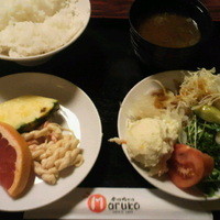 本格肉料理 丸小 - バイキングのサラダやご飯。フルーツもあります。