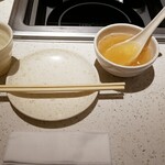 海底撈火鍋 - 水、白い木耳スープ、テーブルセット