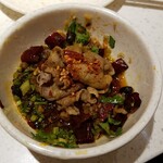 海底撈火鍋 - ラム肉にもゼンマイ用の調味料をかけて辛くする