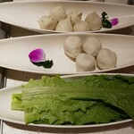 海底撈火鍋 - 魚肉団子は二種類(魚、飛び魚)、野菜