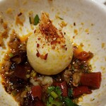 海底撈火鍋 - 魚肉団子と専用の調味料