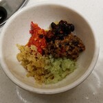 海底撈火鍋 - それらを小皿に入れて専用のタレを作ります