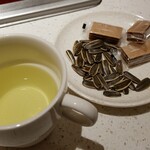 海底撈火鍋 - 菊茶とひまわりの種、サンザシのお菓子は忘れました