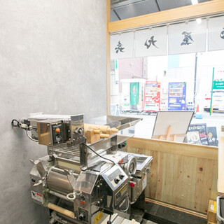 製麺室で作り上げるモチモチ・ツルツルの自家製中太麺