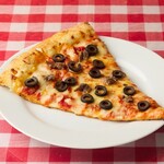 ROCCO'S NEW YORK STYLE PIZZA - アンチョビとブラックオリーブのピザ