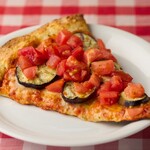 ROCCO'S NEW YORK STYLE PIZZA - なすとフレッシュトマトのピザ