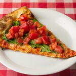 ROCCO'S NEW YORK STYLE PIZZA - ほうれん草とフレッシュトマトのピザ