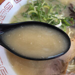 麺ズ赤のれん - スープは、少しとろみがある豚骨。
