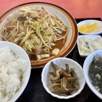 Chuukaryouri Kiraku - 火ようびランチサービスメニュー３「豚肉とキムチの野菜炒定食」700円也。税込。
