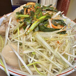 ラーメン二郎 - 小ぶた（880円）＋ネギ（100円）＋ニラキムチ（80円）＋味付玉子（80円）、ニンニクコール