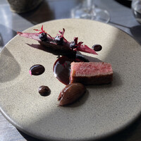 クラフタル - 肉料理:イチボ、紫芋チップス、ブルーベリー