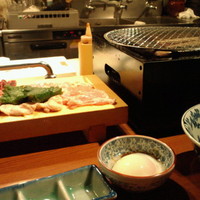 焼鶏あきら 中目黒本店 - 焼物盛合せ(右奥が網焼き台)