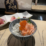 酒肴場 屯 - 本日の海鮮丼¥500（お刺身付き）
