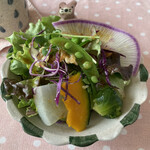 リストア カフェ アリアドネ - お皿に盛りました。
      これで、サラダ半分です！