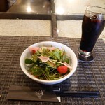 Wakura - オムライスにセットの生ハムのサラダとアイスコーヒー