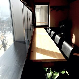 5 counter seats overlooking Showa Street