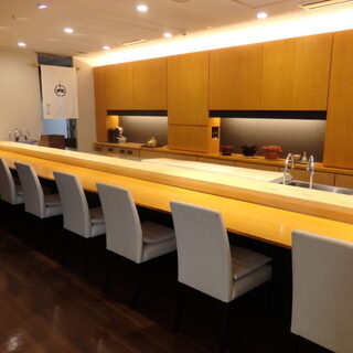 メインのカウンター８席