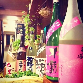 季節の日本酒常時20種以上。相性バツグンのおばんざいと供に