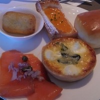 ピャチェーレ - パン、スモークサーモンなど