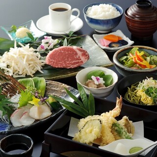 お肉や海鮮をメインに季節の移り変わりを感じられる多彩なコース