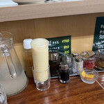 馬場南海 - カウンター上のドレッシング、マヨネーズなど